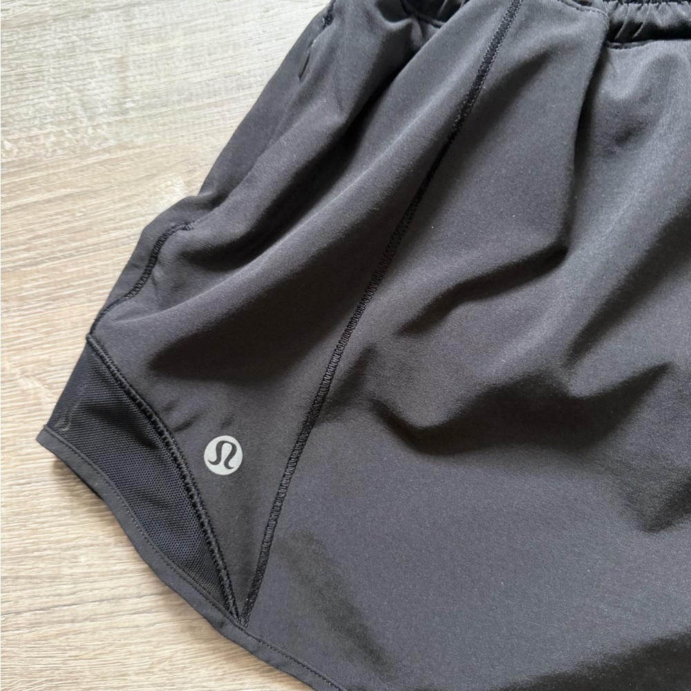 Lululemon hotty hot black low size 6 rise 4 inch